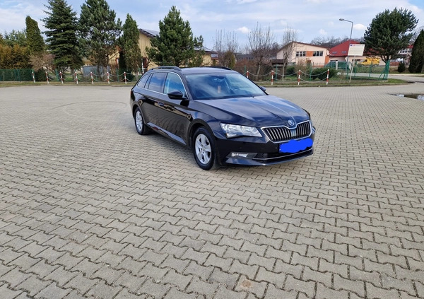 Skoda Superb cena 69900 przebieg: 188000, rok produkcji 2016 z Gorlice małe 172